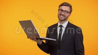 微笑的男人看电子邮件，显示OK标志，对着镜头眨眼，升职